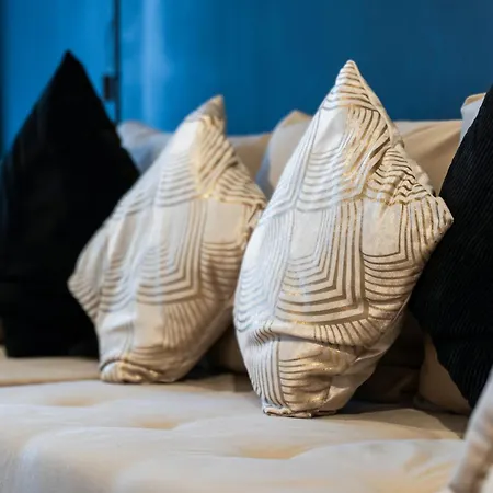 Luxe Stays-sleeps 5-contractors Birmingham