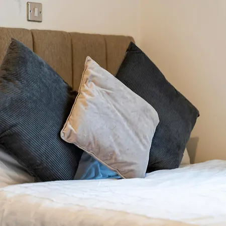 Luxe Stays-sleeps 5-contractors Apartment