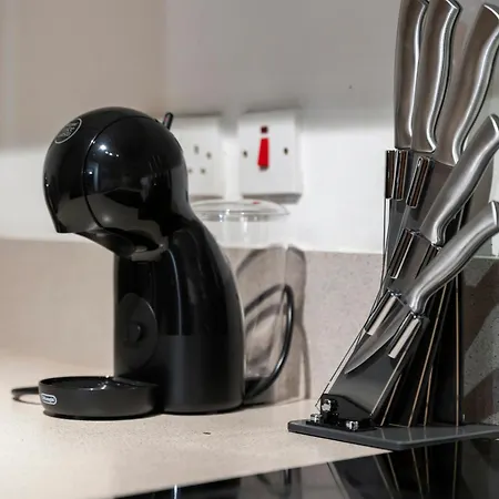 Apartment Luxe Stays-sleeps 5-contractors