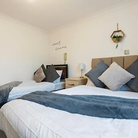 Apartment Luxe Stays-sleeps 5-contractors Birmingham