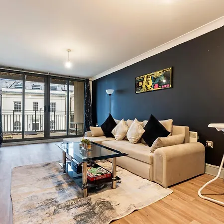 Apartment Luxe Stays-sleeps 5-contractors