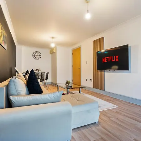 Luxe Stays-sleeps 5-contractors Birmingham